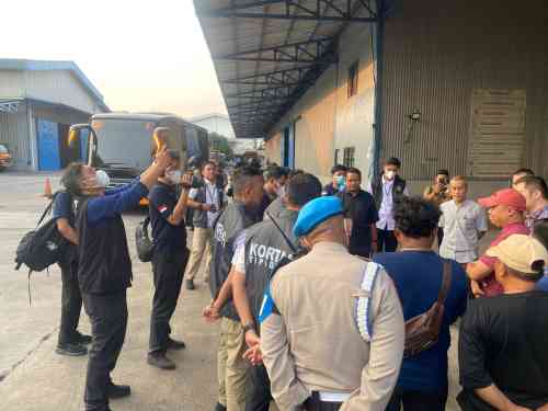 Kortas Tipidkor Mabes Polri Lakukan Pemeriksaan dan Penggeledahan di PT Cahaya Baja Sukses Cikupa Kortas Tipidkor Mabes Polri Lakukan Pemeriksaan dan Penggeledahan di PT Cahaya Baja Sukses Cikupa