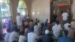 Wakapolsek Cikupa Bersama Kanit Binmas dan Bhabinkamtibmas Laksanakan Sholat Jumat Keliling, Perkuat Silaturahmi dengan Jamaah