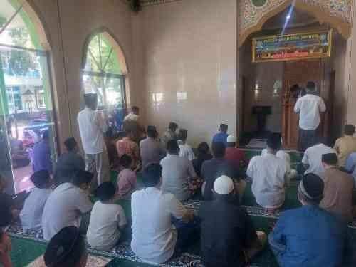 Wakapolsek Cikupa Bersama Kanit Binmas dan Bhabinkamtibmas Laksanakan Sholat Jumat Keliling, Perkuat Silaturahmi dengan Jamaah