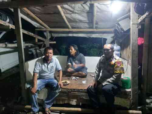 Bhabinkamtibmas Desa Sukadamai Sambangi Pos Siskamling, Ajak Warga Tingkatkan Kewaspadaan Lingkungan