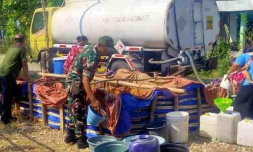 Gerak Cepat, Kodim Bojonegoro Salurkan 16 Ribu Liter Air Bersih untuk Warga Terdampak Kekeringan Gerak Cepat, Kodim Bojonegoro Salurkan 16 Ribu Liter Air Bersih untuk Warga Terdampak Kekeringan