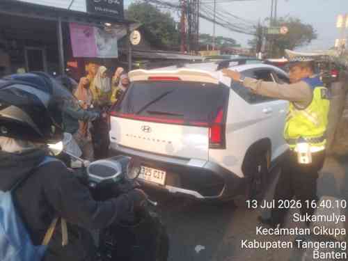Personel Lantas Polsek Cikupa Laksanakan PECAK Sore Hari, Pastikan Arus Lalu Lintas Tetap Aman dan Lancar
