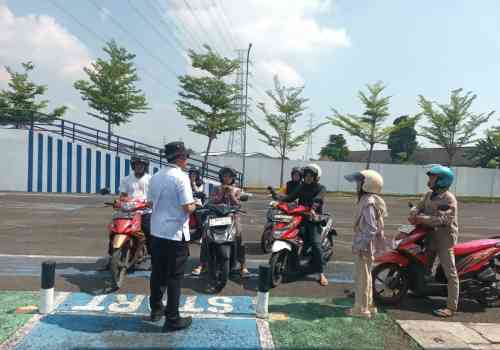 Pelayanan Polantas Tuban Menyapa Bikin Warga Lega, Keluhan SIM, STNK hingga BPKB Terjawab Pelayanan Polantas Tuban Menyapa Bikin Warga Lega, Keluhan SIM, STNK hingga BPKB Terjawab