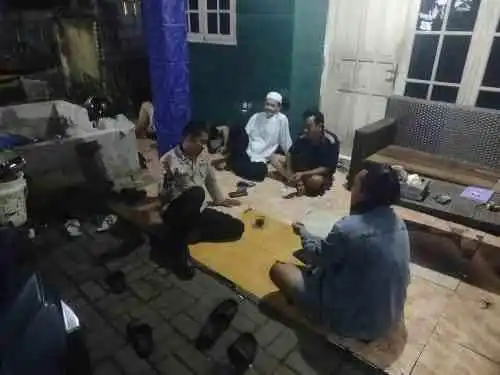 Bhabinkamtibmas Polsek Cikupa Aktifkan Siskamling Bersama Warga, Perkuat Kamtibmas di Desa Cibadak