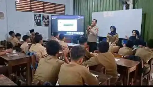 Bhabinkamtibmas Polsek Cikupa Jadi Narasumber MPLS SMP Muhammadiyah 48 Cikupa, Tanamkan Kesadaran Hukum Sejak Dini