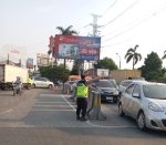IPTU Rusandi Pimpin Pengaturan Lalu Lintas di Simpang Cikupamas, Wujudkan Kamseltibcar Lantas