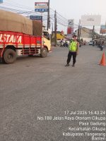 IPTU Rusandi Pimpin Pengaturan Lalu Lintas di Simpang Cikupamas, Wujudkan Kamseltibcar dan Urai Kemacetan
