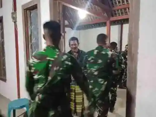 Nginap Dirumah Warga, Jadi Pengalaman Berkesan bagi Anggota Satgas TMMD 129 Bojonegoro