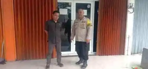 Bhabinkamtibmas Desa Budimulya Sambangi Kantor Pemuda Pancasila, Sosialisasikan Call Center 110 dan Perkuat Sinergi Kamtibmas