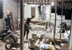 Lampu Menyala, Palu Berbunyi: Satgas TMMD 129 Bojonegoro Kebut Renovasi Rumah Warga di Malam Hari