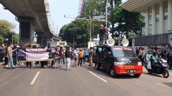 Massa NATO Datang dengan Mobil Komando, Sampaikan Desakan Keras di Depan Kejagung