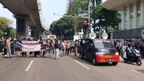 Massa NATO Datang dengan Mobil Komando, Sampaikan Desakan Keras di Depan Kejagung
