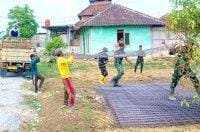 Percepat Pembangunan Jalan Cor Beton: Satgas TMMD 129 Bojonegoro dan Warga Gotong Royong Turunkan Material Besi