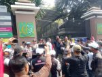 Aksi AMI di Kejati Jatim Berlangsung Tegang, Massa Tuntut Penahanan Mantan Jampidsus