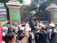 Aksi AMI di Kejati Jatim Berlangsung Tegang, Massa Tuntut Penahanan Mantan Jampidsus