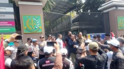 Aksi AMI di Kejati Jatim Berlangsung Tegang, Massa Tuntut Penahanan Mantan Jampidsus