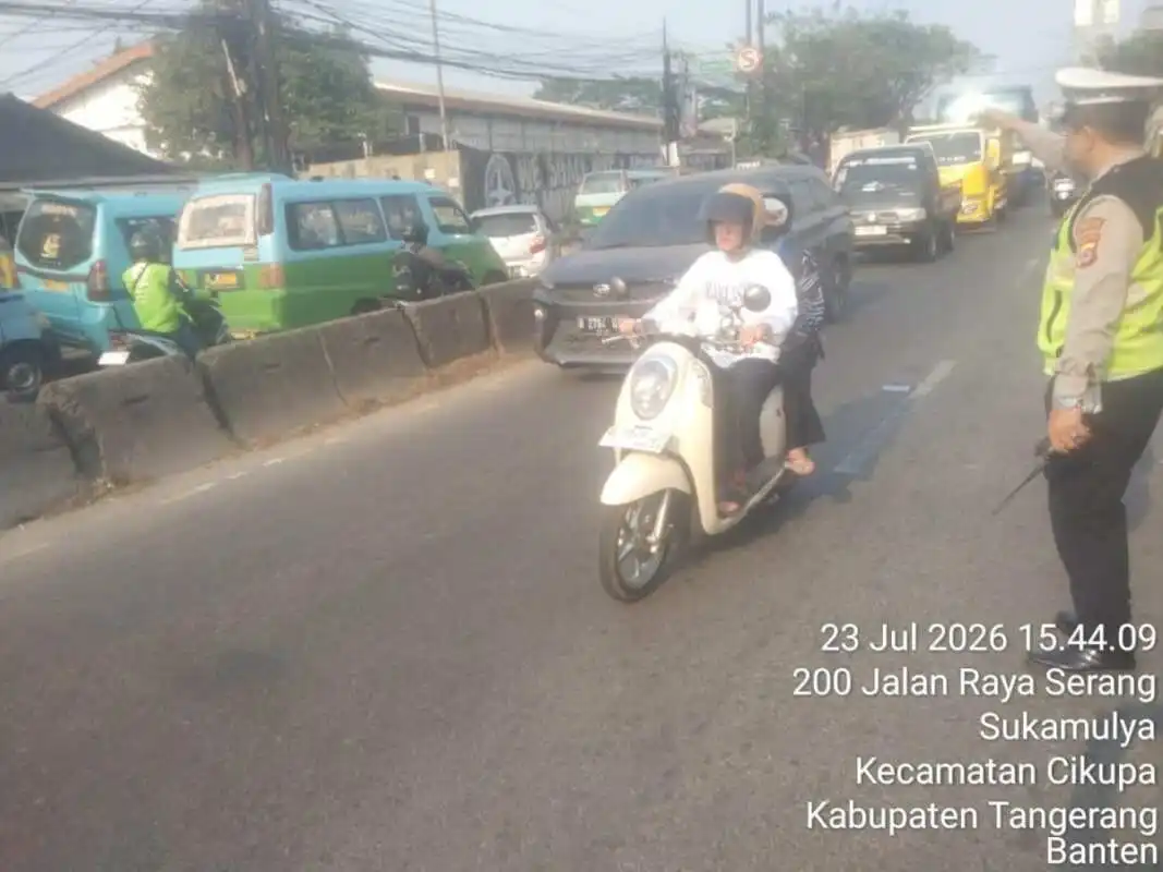 Personel Lantas Polsek Cikupa Gelar PECAK Sore, Wujudkan Kamseltibcar Lantas di Pertigaan Columbus