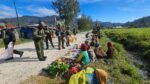 Sentuhan Humanis Satgas Yonif 2 Marinir, Hasil Bumi Mama-Mama Kampung Komopa Laris Manis