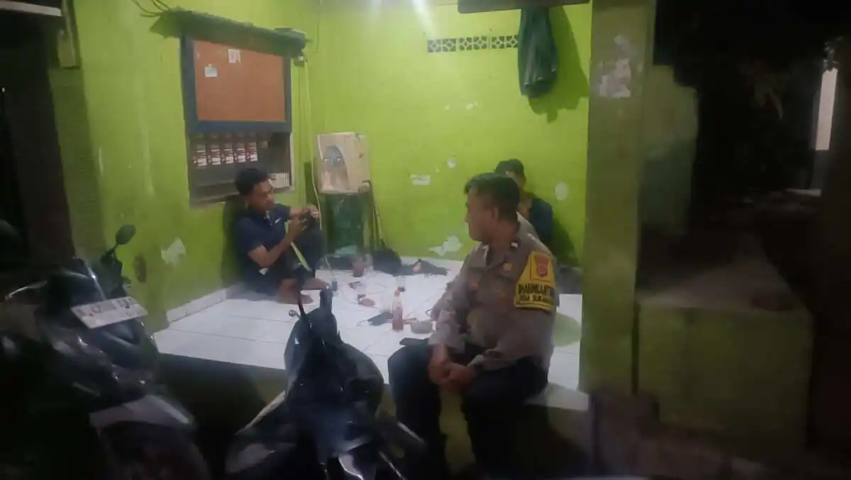 Bhabinkamtibmas Polsek Cikupa Sambangi Pos Kamling, Ajak Warga Perkuat Keamanan Lingkungan