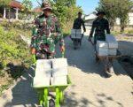 Gerobak Dorong Jadi ‘Kendaraan Tempur’ Satgas TMMD 129 Bojonegoro Angkut Material