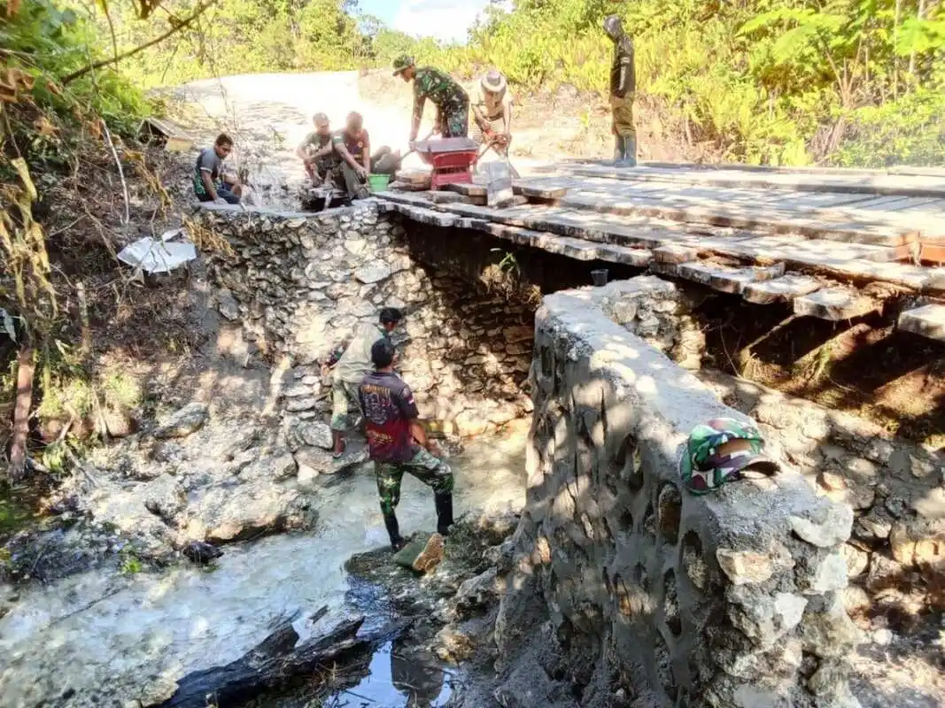 Rehab jembatan capai 50%, Satgas TMMD ke-129 Kodim 1807/Sorsel Percepat Akses dan Tingkatkan Kesejahteraan Warga