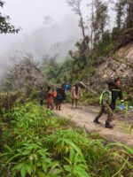 Personel Kodim 1812/Pegaf Berperan Aktif dalam Pencarian Reporter TVRI yang Hilang di Air Terjun Memti