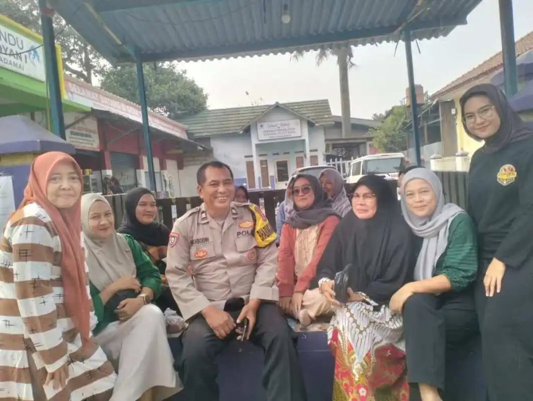 Sambang Humanis, Bhabinkamtibmas Polsek Cikupa Pererat Silaturahmi dengan Ibu-Ibu Warga Desa Sukadamai