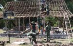 Semangat Gotong Royong Menyala di Kesongo: Satgas TMMD 129 dan Warga Bahu-Membahu Pasang Atap Rumah Mbah Kardo
