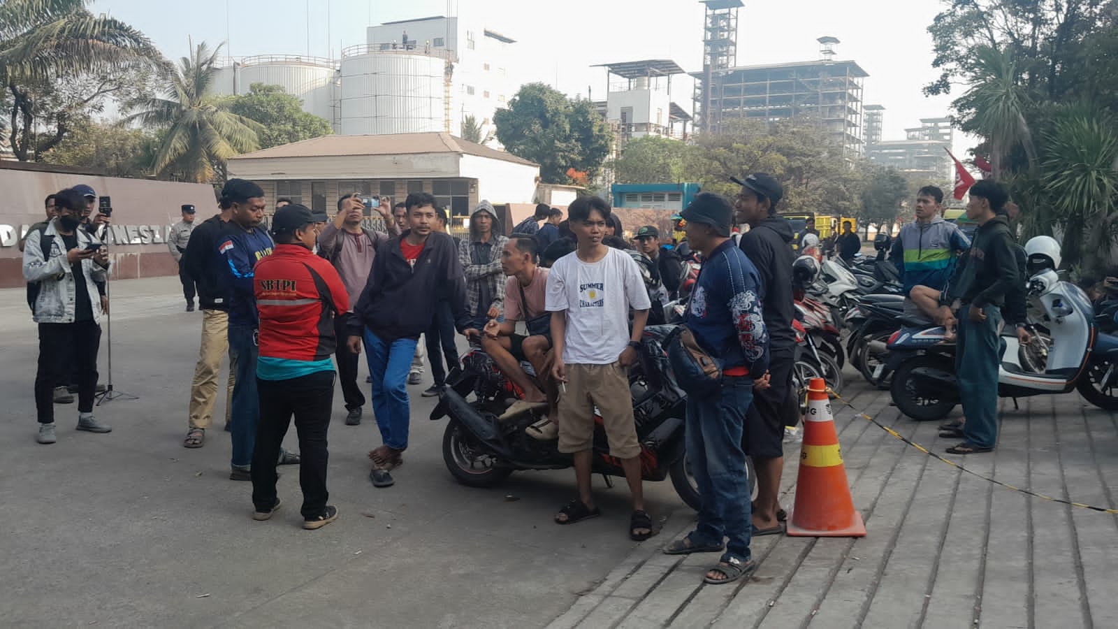 Hari Kedua Mogok Kerja, Buruh PT Asia Palm Oleo Jaya Bertahan di Depan Pabrik, Ini Tujuh Tuntutannya