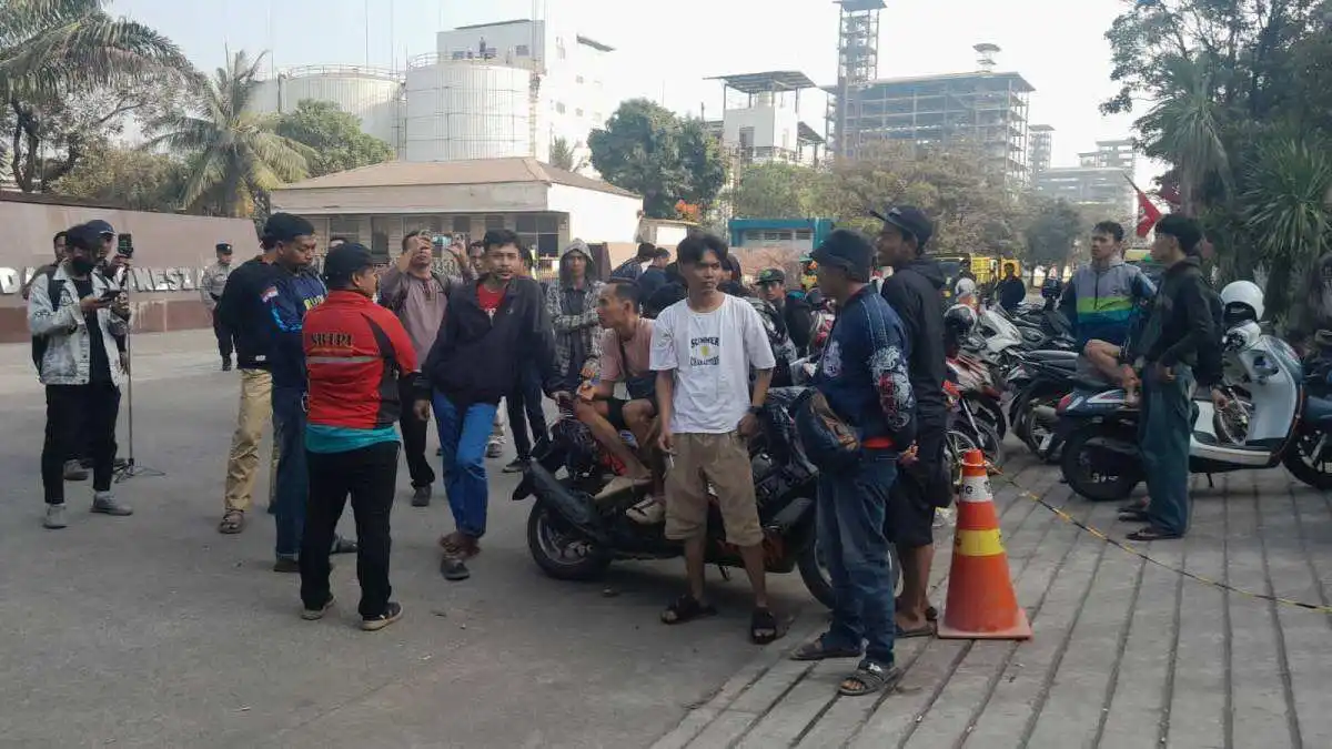 Hari Kedua Mogok Kerja, Buruh PT Asia Palm Oleo Jaya Bertahan di Depan Pabrik, Ini Tujuh Tuntutannya
