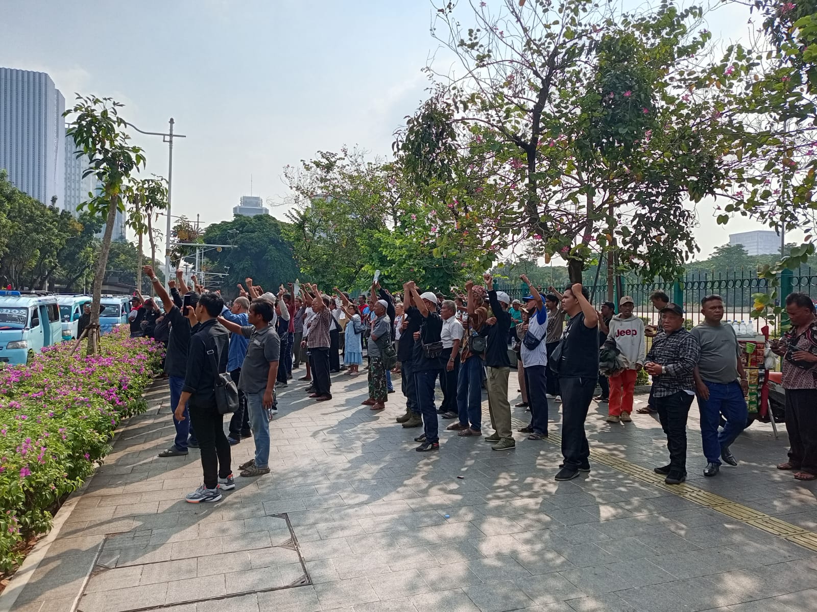 Ratusan Massa Aksi di Kawasan Monas Protes Kebijakan KIR, Perwakilan Temui DPRD DKI Jakarta