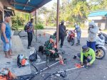 Babinsa Koramil Mapurujaya Bersama Warga Bersihkan TPU Kampung Hiripau