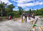 Turun Langsung ke Lapangan, Dansatgas TMMD Ke-129 Kodim 1807/Sorsel Kobarkan Semangat Gotong Royong Warga
