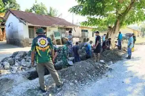 Semangat Kebersamaan Satgas TMMD ke-129 Kodim 1505/Tidore dan Warga Terus Menggelora di Lokasi Pembangunan Drainase
