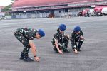Pastikan Apron Bebas FOD, Personel Lanud Sjamsudin Noor Sisir Benda Asing Jaga Keselamatan Penerbangan Tetap Aman