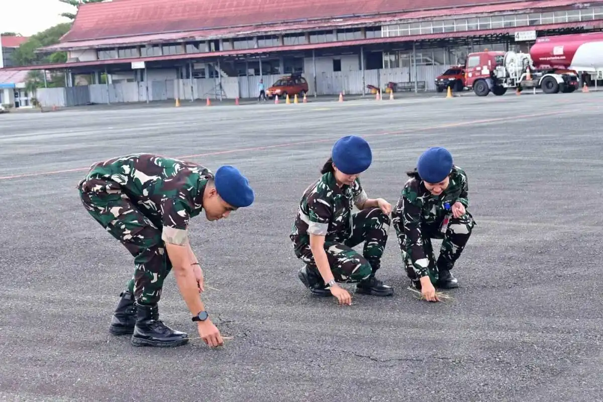 Pastikan Apron Bebas FOD, Personel Lanud Sjamsudin Noor Sisir Benda Asing Jaga Keselamatan Penerbangan Tetap Aman
