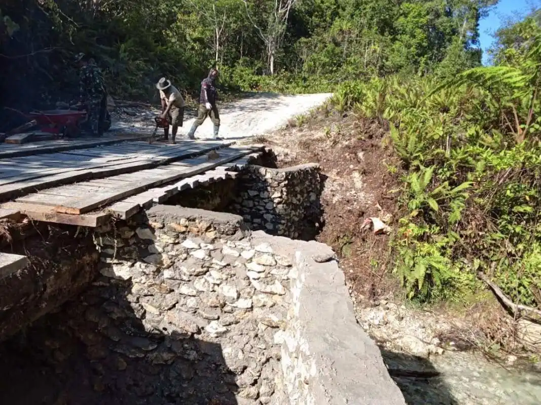 Rehab jembatan capai 50 persen, Satgas TMMD ke-129 Kodim 1807/Sorong Selatan percepat akses dan tingkatkan kesejahteraan warga