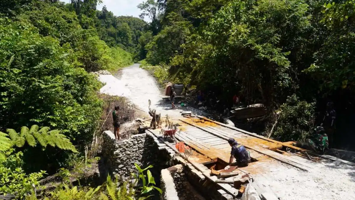 Rehab Jembatan TMMD Ke-129 Capai 55 Persen, Satgas TMMD Percepat Konektivitas dan Akses Masyarakat Kampung Sesor