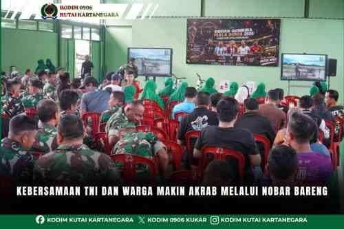 Kebersamaan TNI Dan Warga Makin Akrab Melalui Nobar Bareng