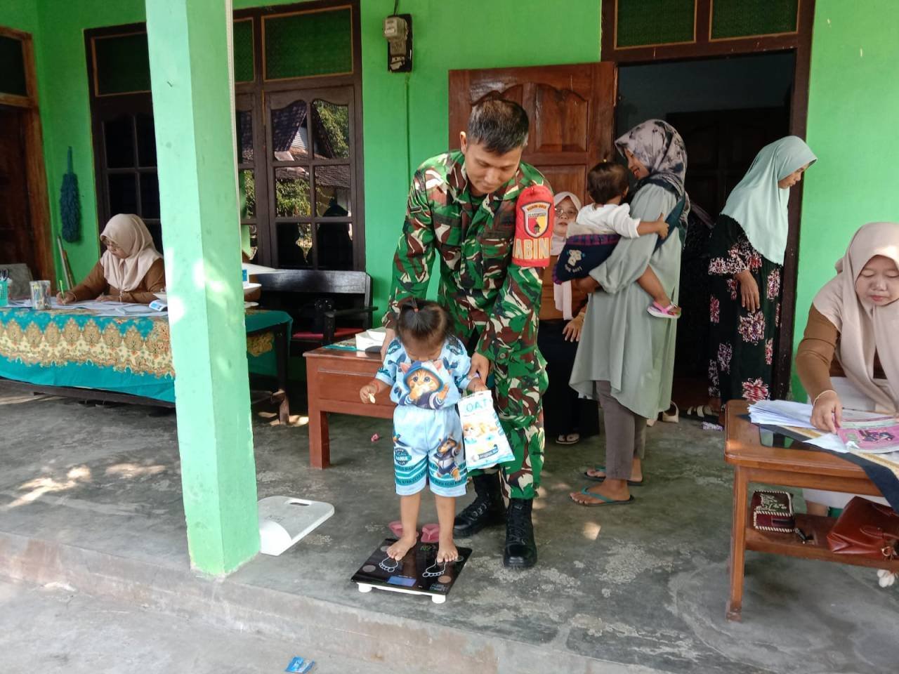 Tingkatkan Kesehatan Anak Dan Cegah Stunting, Serda Fiyan Setyadi Dampingi Posyandu ILP Di Desa Kebon Agung Tingkatkan Kesehatan Anak Dan Cegah Stunting, Serda Fiyan Setyadi Dampingi Posyandu ILP Di Desa Kebon Agung