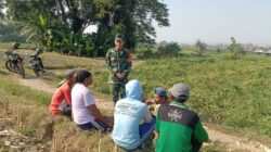 Perkuat Swasembada Pangan, Serda Fiyan Setyadi Gelar Komsos Bersama Poktan Sumber Makmur