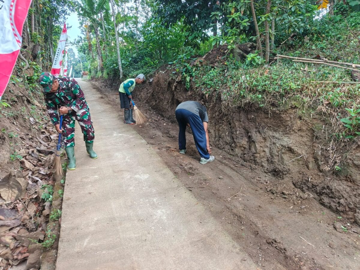 Ciptakan Lingkungan Bersih dan Sehat, Serda Suhartono Bersama Warga Banggle Gelar Kerja Bakti