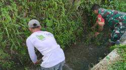 Dukung Ketahanan Pangan, Serda Nurhatib Dampingi Poktan Margo Rukun III Bersihkan Irigasi Sawah