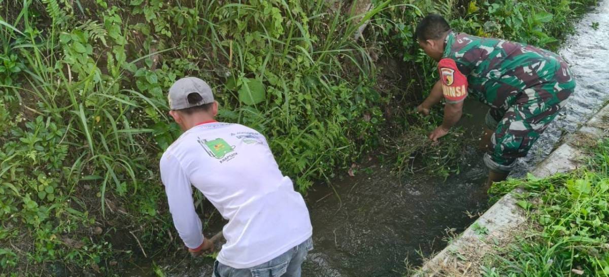 Dukung Ketahanan Pangan, Serda Nurhatib Dampingi Poktan Margo Rukun III Bersihkan Irigasi Sawah