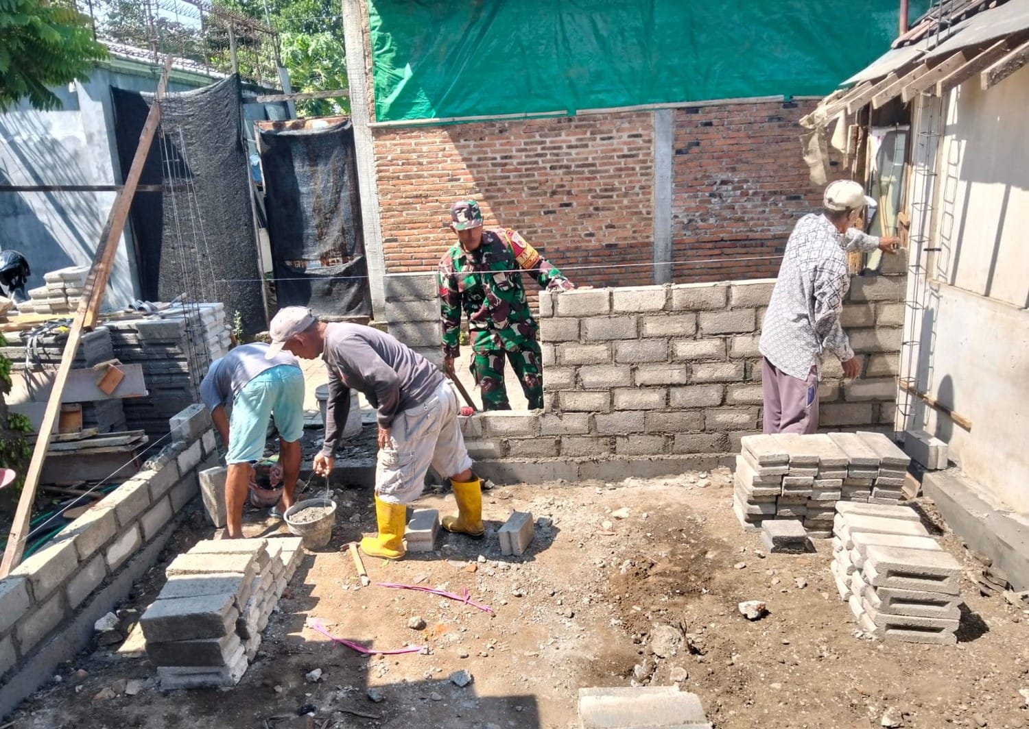 Tingkatkan Kualitas Hidup Warga, Kopka Slamet Prasetiyo Dampingi Renovasi RTLH Dan MCK Di Pakunden