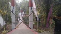 Kondisi ini menyebabkan jembatan mengalami kemiringan, namun struktur utama jembatan dipastikan tetap berada pada posisinya