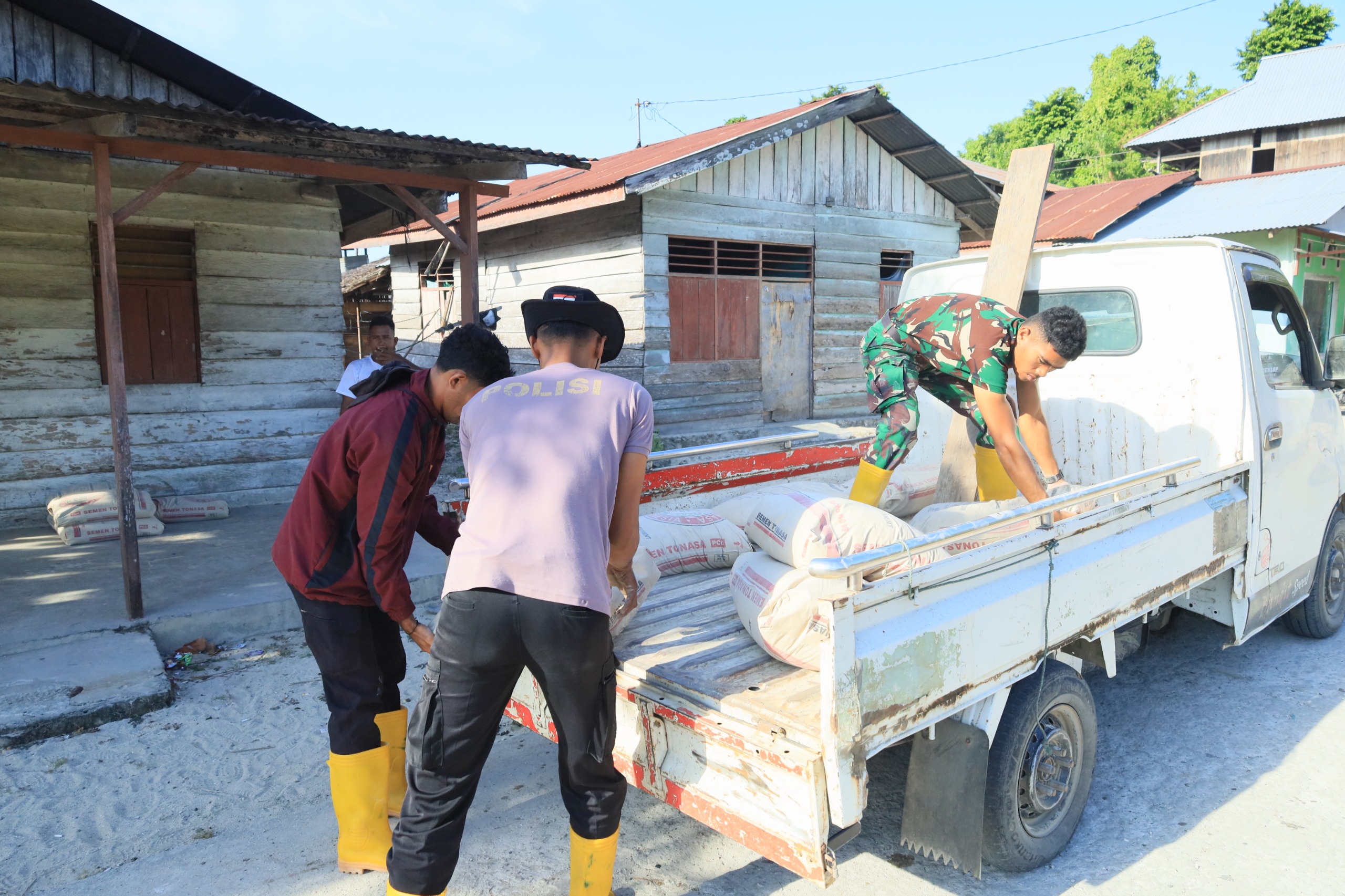 Percepatan Pembangunan RTLH, Anggota Satgas TMMD ke-129 Kodim 1505/Tidore Turunkan Material Semen Percepatan Pembangunan RTLH, Anggota Satgas TMMD ke-129 Kodim 1505/Tidore Turunkan Material Semen