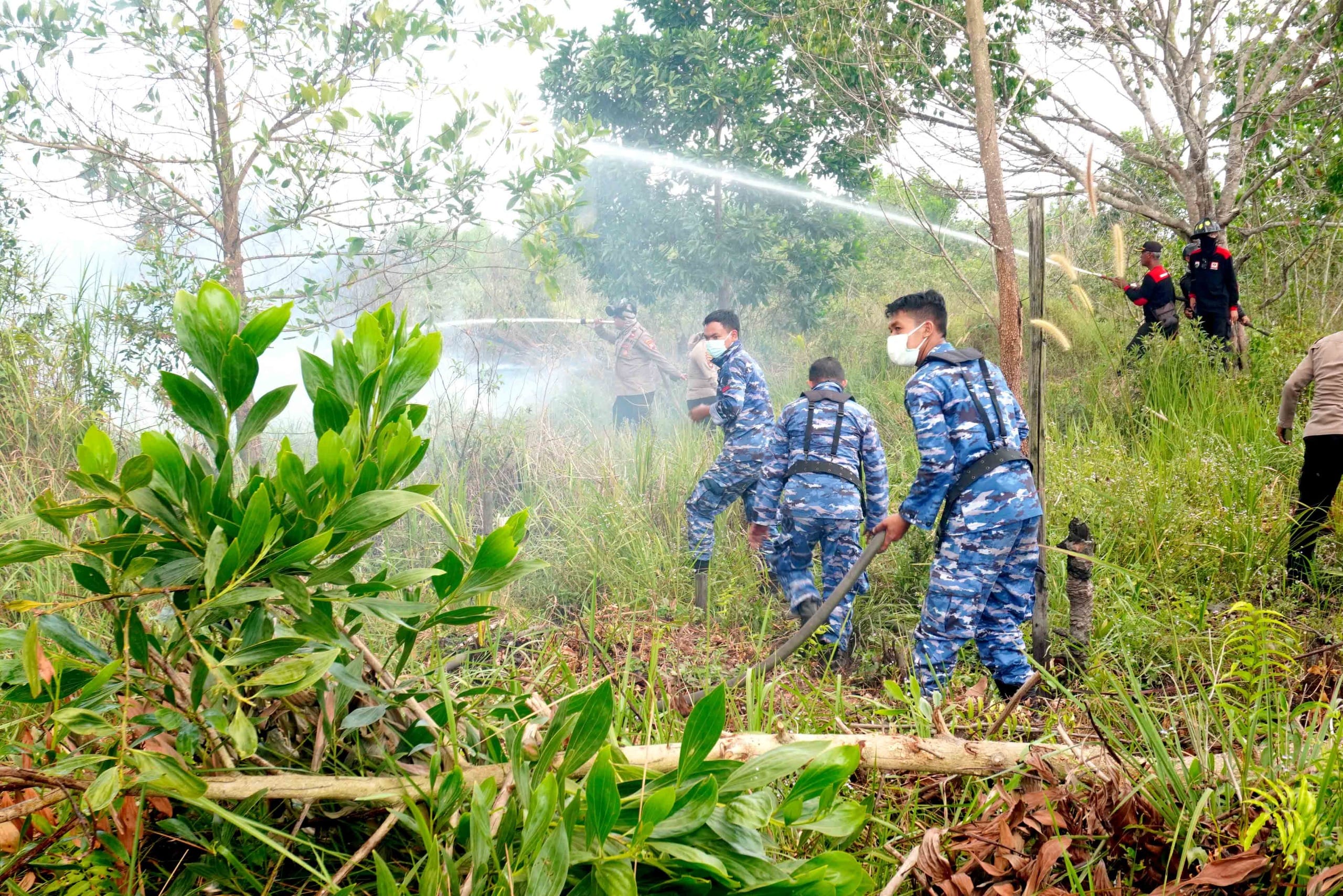 Menembus Asap Karhutla Kalsel, Personel Lanud Sjamsudin Noor dan Kekuatan Udara Bergerak, Heli TNI AU dan Gabungan Dikerahkan, Wujud Negara Hadir Menembus Asap Karhutla Kalsel, Personel Lanud Sjamsudin Noor dan Kekuatan Udara Bergerak, Heli TNI AU dan Gabungan Dikerahkan, Wujud Negara Hadir