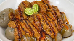 Membuat Cilok Jadul dengan Saus Kacang