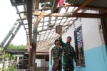 Merajut Harapan di Bawah Atap Baru: Sentuhan Hangat Satgas TMMD 129 Bojonegoro untuk Rumah Pak Ladi